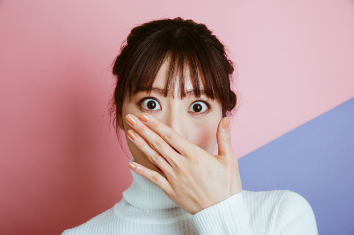 虫歯が口臭を引き起こすことに驚く女性