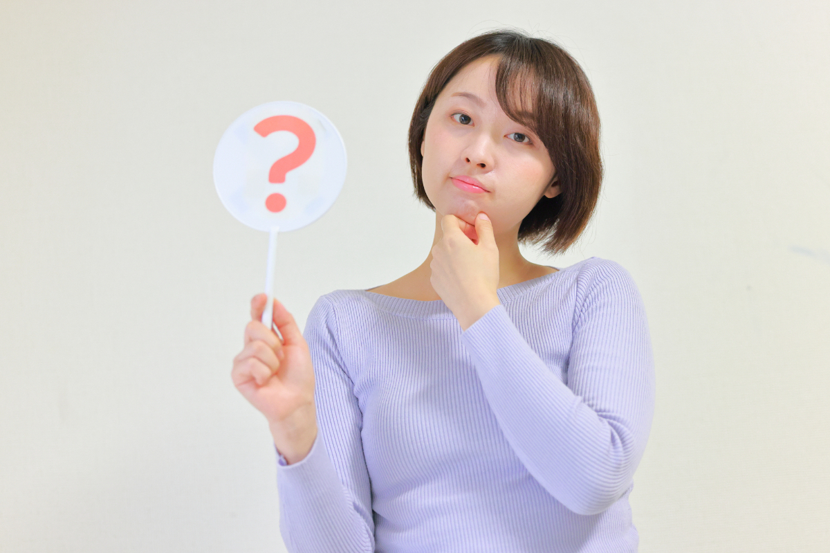 根管治療で歯の寿命は変わるのか考える女性