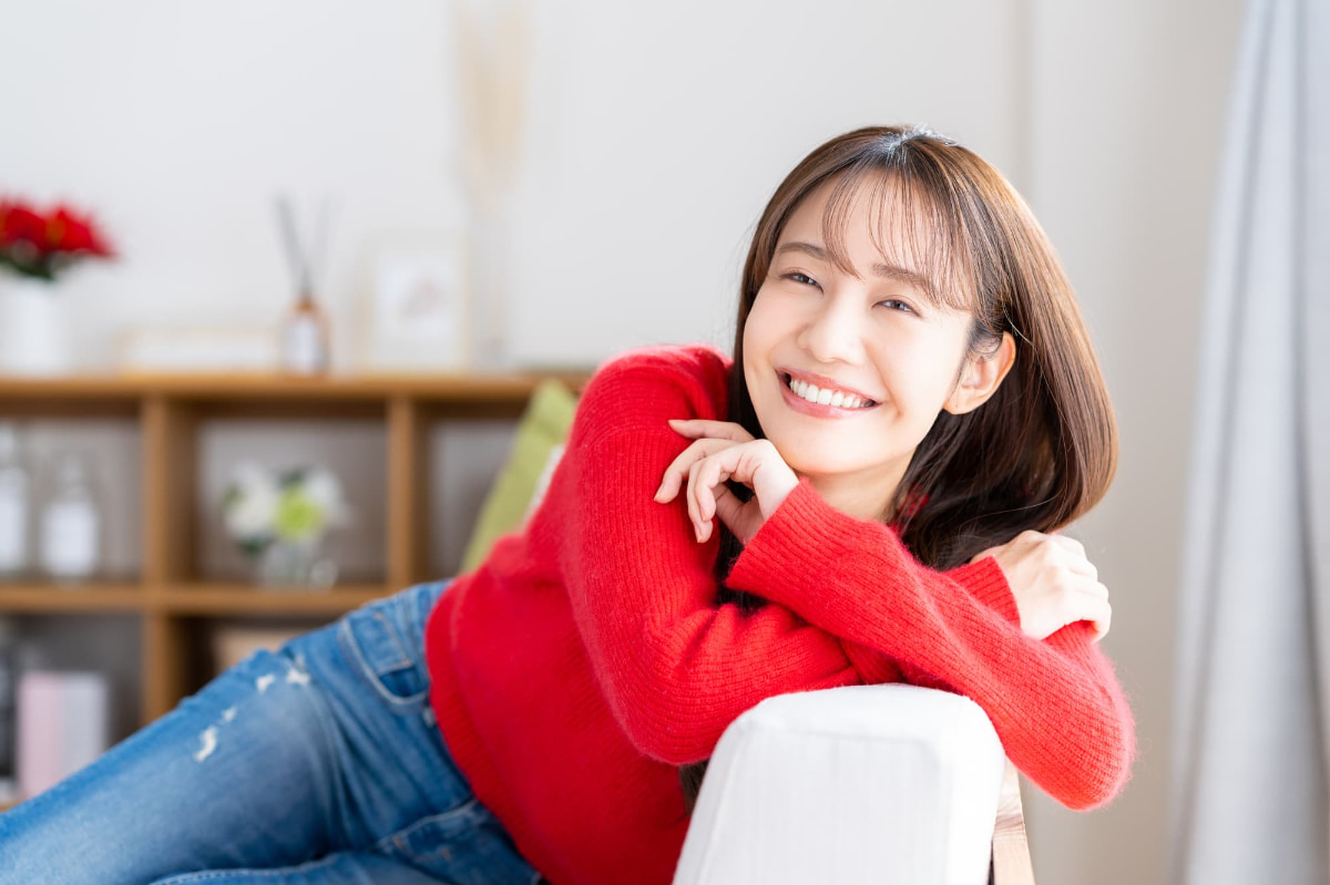 ホワイトニングで美しい白い歯になった女性