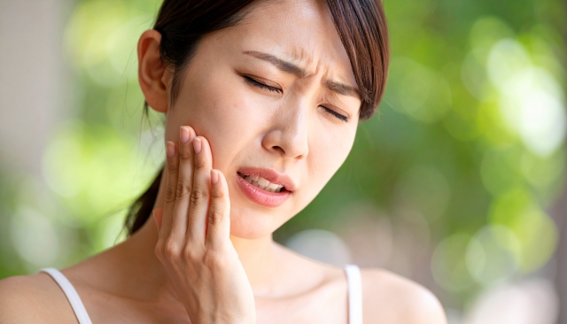 歯が痛い女性