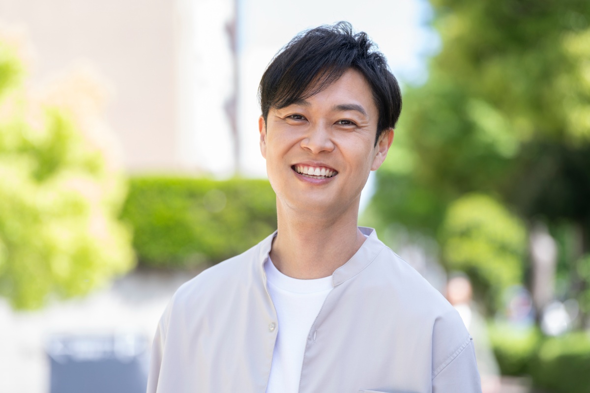 適切なケアで歯石のない笑顔の男性