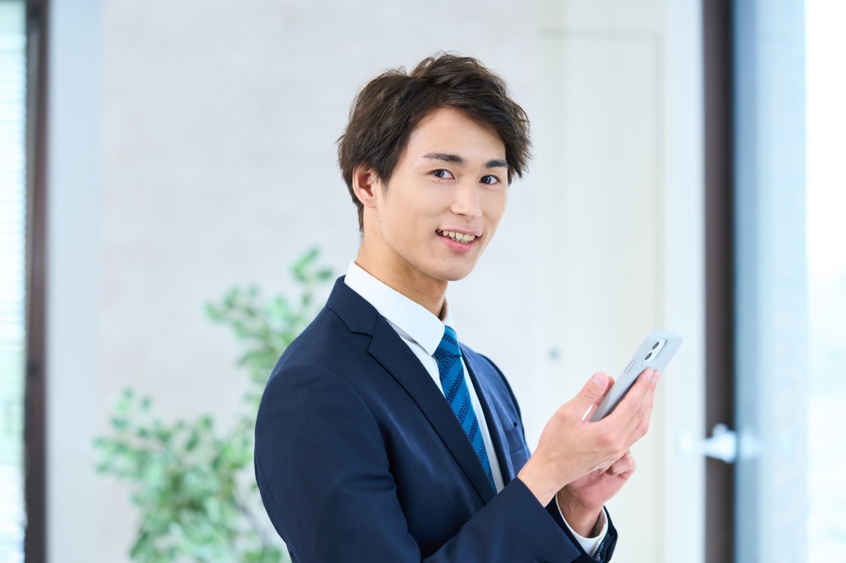 根管治療を終えて仕事に励む男性
